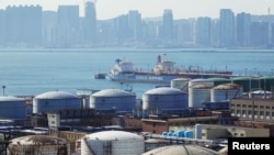 Kineski tanker blizu naftnih rezervoara u petrohemijskom postrojenju Kineske nacionalne naftne korporacije u Dalijanu, Kina, 15. oktobar 2019.