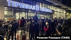 Жители Дагестана во время акции протеста на территории международного аэропорта Махачкалы, куда приземлился регулярный рейс из Тель-Авива. 29 октября 2023 года