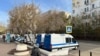 Астанада оппозиция митинг өтеді деп белгілеген аумақта тұрған полиция көліктері, полицейлер. 2023 жыл.