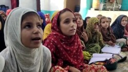 کواټ کې یو فعال افغان نجونو ته مفت تعلیم ورکوي کواټ کې یو فعال افغان نجونو ته مفت تعلیم ورکوي