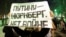 Протестующий с антивоенным баннером в день вторжения России в Украину (Иллюстративное фото)
