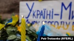 Алмаато, Қазоқистон, 24 феврал. Дар пояи муҷассамаи нависандаи украинӣ Тарас Шевченко