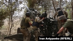 Украинские военнослужащие 406 отдельной артиллерийской бригады имени Алексея Алмазова ведут огонь из гаубицы М777 по позициям российских войск. Херсонское направление, 10 августа 2023 года
