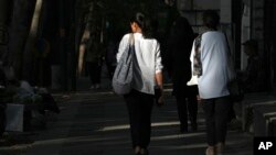 با وجود تمام محدودیتها بسیاری از زنان در ایران حجاب اجباری را رعایت نمیکنند