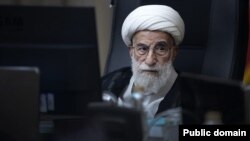 احمد جنتی ۹۷ ساله در بیش از سه دهه گذشته دبیر شورای نگهبان و چهره اصلی در تأیید یا ردصلاحیتها بوده است