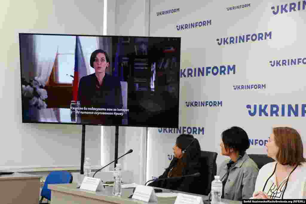 Зокрема, у конференції взяла участь спікерка Палати представників парламенту Чехії Маркета Пекарова-Адамова (на екрані), яка сказала: «Чехія після власного історичного досвіду «несправедливості довкілля, коли великі держави вирішують долю менших країн через застосування сили», не може собі дозволити залишатися осторонь і має активно порушувати питання Криму». Спікерка заявила, що для підвищення глобальної поінформованості щодо проблеми Криму вона запропонувала провести Другий парламентський саміт Міжнародної «Кримської платформи» у Празі, що відкриється 24 жовтня.