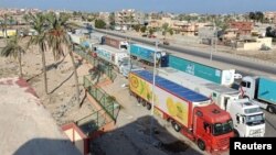 په مصر کې په مرستندویه توکو بار یوشمېر لارۍ د اکتوبر له ۱۶مې راهیسې غزې ته د اوښتو لپاره په قطار کې ولاړې دي.