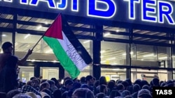 Жители Дагестана пытаются попасть в аэропорт Махачкалы после приземления самолета из Израиля. 29 октября 2023 года