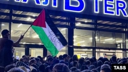 Поддерживающие Палестину жители Дагестана у аэропорта в Махачкале. 29 октября 2023 года