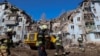 Спасатели разбирают завалы жилого дома в Запорожье, разрушенного российским ракетным ударом, 2 марта 2023 года