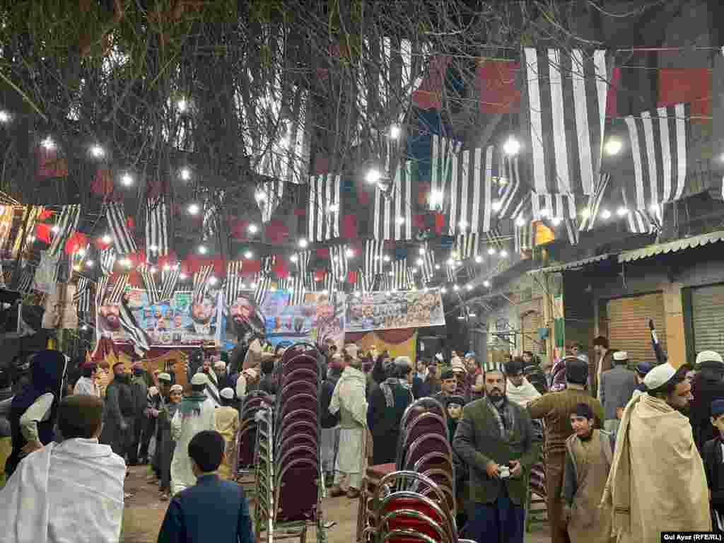 په پېښور ښار کې د بېلابېلو نوماندانو انتخاباتي اشتهارونه لګېدلي دي. 