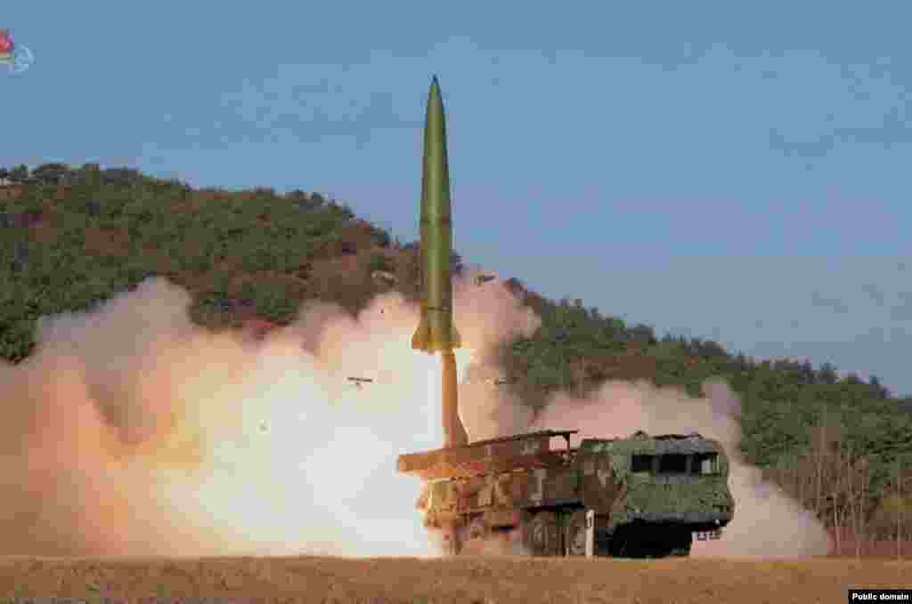 Фотография твердотопливной тактической баллистической ракеты KN-23 во время запуска на учениях в Северной Корее. Украинские специалисты не уточнили, какие именно северокорейские ракеты, по их мнению, Россия использовала во время ударов, однако эксперты указывают на ракету KN-23, которая внешне почти идентична российскому "Искандеру", а также ракету KN-24, которая является копией американских систем ATACMS