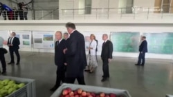 Путин в Кабардино-Балкарии смотрит на яблоки Путин в Кабардино-Балкарии смотрит на яблоки