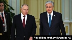 Президент России Владимир Путин (слева) во время визита в Астану и встречи с президентом Казахстана Касым-Жомартом Токаевым. 9 ноября 2023 года
