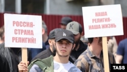 Митинг в Грозном в день перевода в местное СИЗО обвиняемого в сожжении Корана 19-летнего Никиты Журавеля. 27 мая 2023 года