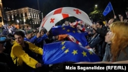 Участники протеста против закона об "иноагентах" в Грузии, Тбилиси, 13 мая 2024 года