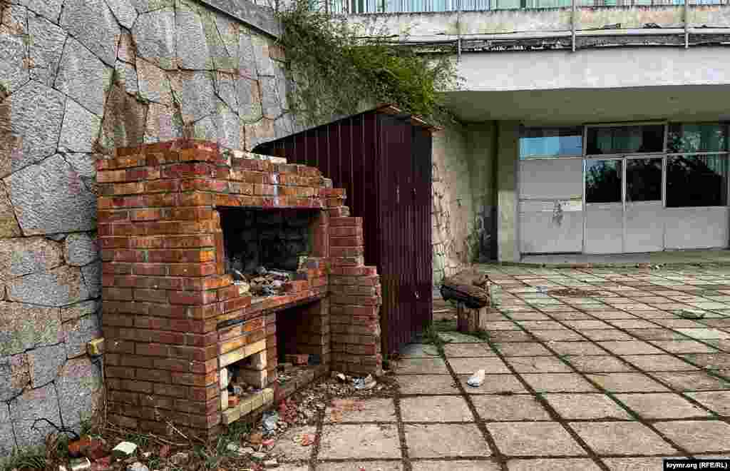 «Розбомблений» мангал перед входом у покинуту їдальню «Лівадії». 2018 року російський бізнесмен Костянтин Малофєєв придбав історичний санаторій на торгах за 509,6 мільйона рублів. Йому, зокрема, дісталися всі будівлі оздоровниці, обладнання та меблі, а також об'єкти культурної спадщини 