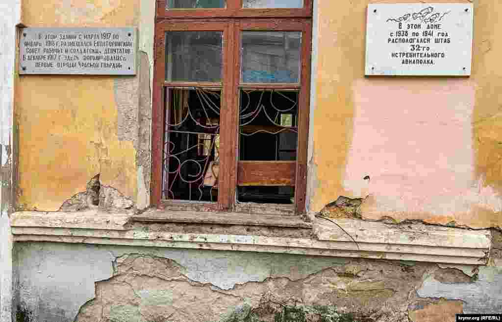 Историческое здание на улице Чернышевского в районе «туристического кода» продолжает разрушаться.