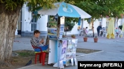 Точка продажи экскурсионных туров в Севастополе. Крым, архивное фото