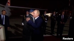 Президент России Владимир Путин встречает в аэропорту освобожденного в рамках обмена заключенными киллера Вадима Красикова