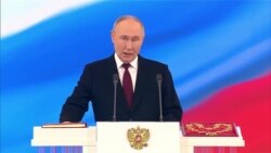 Путин поклялся на конституции Путин поклялся на конституции