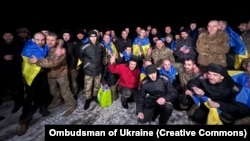 Украинские военнопленные, вернувшиеся на родину в рамках январского обмена