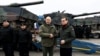 Первая годовщина войны: 24 февраля 2023 года премьер-министр Украины Денис Шмыгаль (слева) принимает у польского коллеги Матеуша Моравецкого поставленные Польшей танки