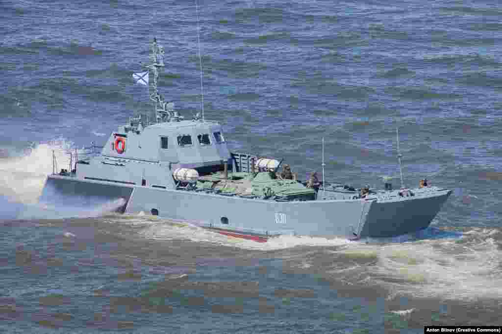 Десантный корабль класса «Серна» несет боевую машину пехоты по Волге в июле 2015 г.  В мае 2022 года во время стоянки на острове Змеиный десантный корабль «Серна» был поражен ракетой, выпущенной с беспилотного летательного аппарата Bayraktar.   Десантные корабли «Серна» предназначены для доставки бронетехники на «берег» и транспортировки грузов. Эти корабли имеют уникальную конструкцию «воздушной полости», которая нагнетает воздух под корпус корабля для снижения сопротивления.