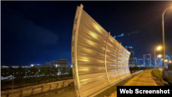 Фрагмент шумозащитного экрана, установленного на мосту "Миллениум". Казань, РФ, 2024 год