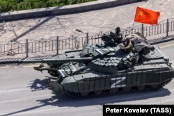 Российский танк в оккупированном Мариуполе, апрель 2022 года
