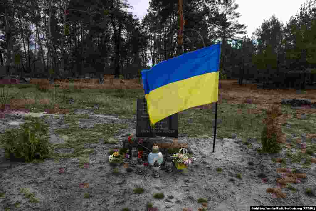 Під час відбиття атаки російських військ на цьому місці загинули українські бійці. Громада Київщини і військові встановили тут імпровізований меморіал пам'яті на честь загиблих бійців ЗСУ. Київщина, березень 2024 року