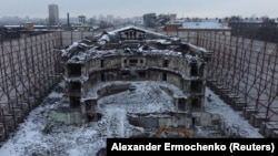 Российская блокада Мариуполя: год спустя (фотогалерея)