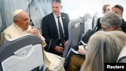 Папа римский беседует с журналистами в самолёте на пути из Венгрии в Ватикан