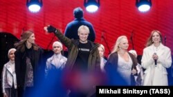 Участница дуэта "#2Маши", продюсер Мария Шейх, певцы Shaman (Ярослав Дронов), Лариса Долина и Наталья Подольская (слева направо) во время концерта в рамках церемонии открытия выставки-форума "Россия". Москва, ноябрь 2023 года