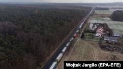 Очередь из грузовиков на польско-украинской границе в Гребенном. Польша, 27 ноября 2023 года.