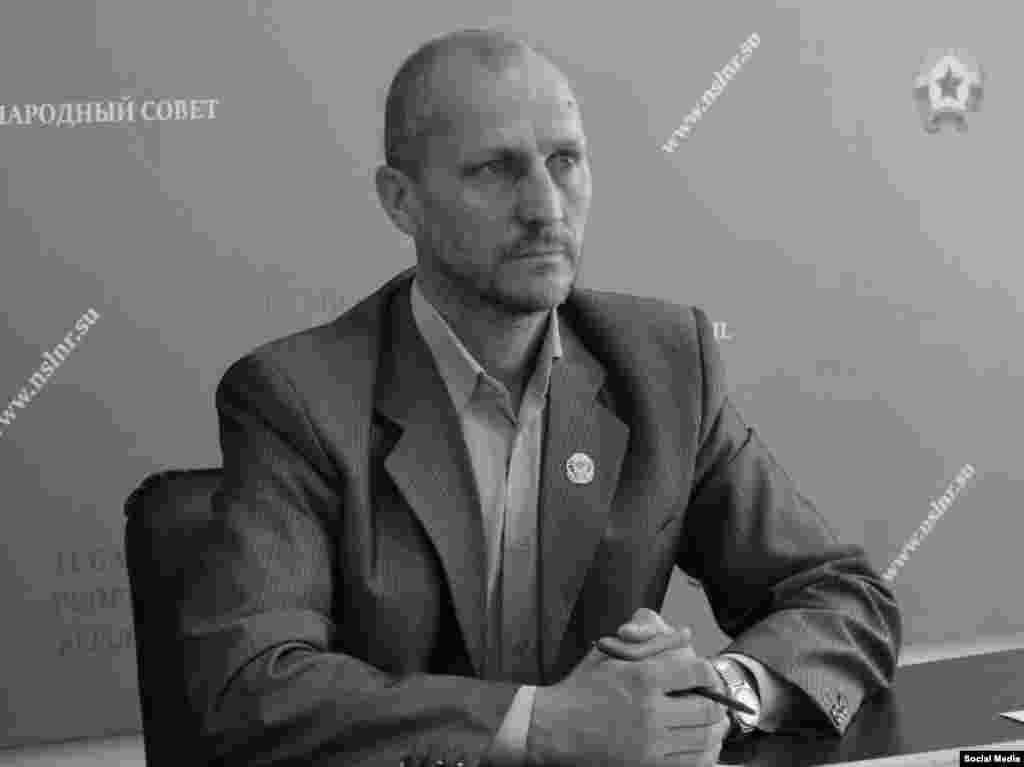 Олег Попов, 1972–2023 Попов родился в Луганской области советской Украины и занимался производством трикотажных изделий, прежде чем принять участие в поддерживаемом Россией сепаратистском движении. Он стал одним из депутатов "Народного совета ЛНР". В сентябре 2022 года появились сообщения о его смерти, которые сначала были отвергнуты властями "ЛНР" как ложные: якобы речь шла об "оперативной игре" с целью раскрыть заговор по убийству Попова. В декабре 2023 года Попов все равно был убит в Луганске бомбой, заложенной в его машину. Местные власти заявили о причастности Украины к этому убийству, в Киеве эти обвинения не комментировали. 6 июня 2024 года глава "ЛНР" Леонид Пасечник заявил, что исполнители преступления "найдены".
