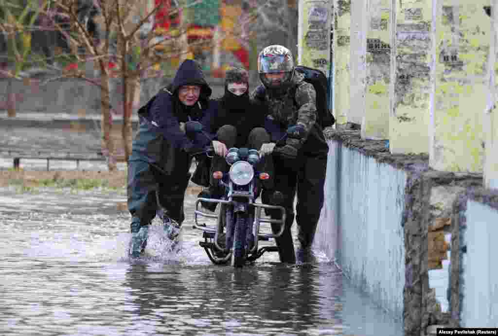 Люди йдуть затопленою вулицею в Євпаторії, 27 листопада 2023 року  