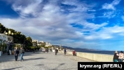 Алушта: увядание бархатного сезона военного времени (фотогалерея)
