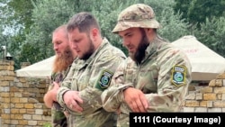 Саид Исаев (в центре) со своими однополчанами