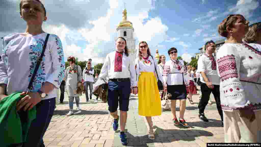 Мегамарш в вышиванках – фестивальное движение украинской культуры, которое подхватили многие крупные города не только Украины, но и многих стран мира. Проведение Мегамарша начали в Киеве осенью 2008 года. С тех пор мероприятие проходит традиционно два раза в год: весной и осенью
