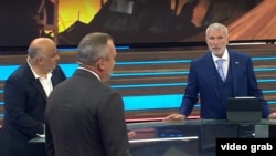 Депутат Госдумы Алексей Журавлёв (справа) во время эфира программы "60 минут" на телеканале "Россия 1"