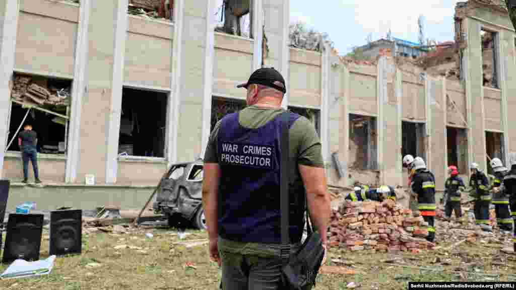Працівник прокуратури на місці ракетного обстрілу 