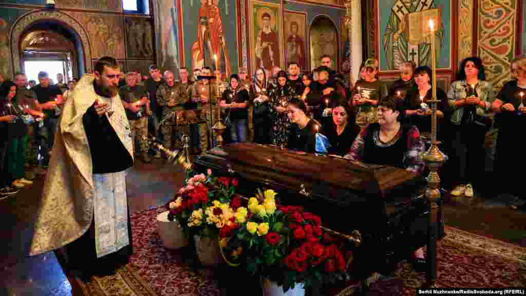 «На жаль, ми не можемо розкривати його особистість навіть після смерті. Та всі, хто знав «Фаната» і чув про його подвиги, схиляють голови в пошані перед його світлою пам’яттю. Іноді Бог створює людей, яким зумовлено бути Воїнами з великої літери. Саме таким був «Фанат». Навесні 2014 року він бачив колони російських танків, які сунули на його рідну країну. Саме це і спонукало його після здобуття вищої освіти піти у 93-ю бригаду і стати до зброї… Про таких людей писатимуть книжки, а їхні подвиги діти вивчатимуть у школах»,  повідомила бригада на офіційній сторінці у Facebook