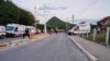 Mai multe drumuri din nordul Kosovo au fost blocate de către rezidenții sârbi nemulțumiți de o decizie prin care guvernul de la Priștina vrea să impună numere de înmatriculare cu însemne kosovare.