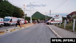 Mai multe drumuri din nordul Kosovo au fost blocate de către rezidenții sârbi nemulțumiți de o decizie prin care guvernul de la Priștina vrea să impună numere de înmatriculare cu însemne kosovare.