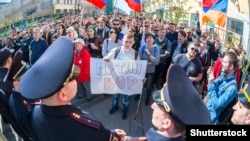 Полиция на акции "Он нам не царь", организованной штабом Алексея Навального, 5 мая 2018 года