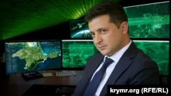 Коллаж с изображением ситуативной комнаты и Владимира Зеленского