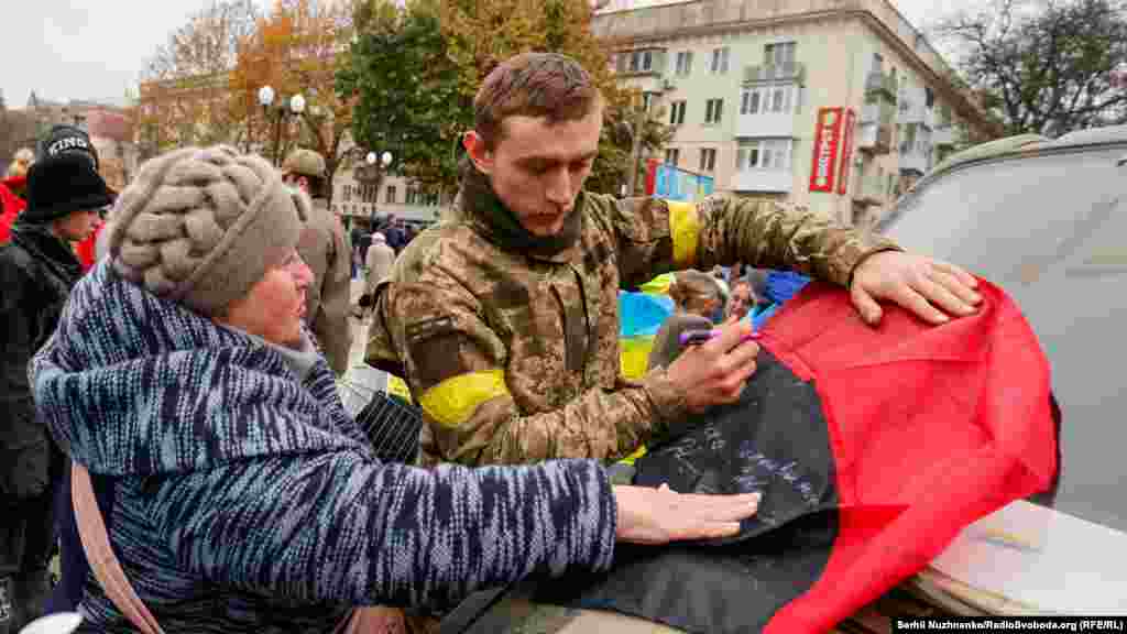 Военные подписывают на память об освобождении Херсона также красно-черные флаги