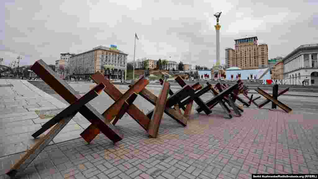 Центр Києва у перші дні широкомасштабного вторгнення Росії під час спроби російської армії окупувати столицю України. На Майдані майорить державний прапор  