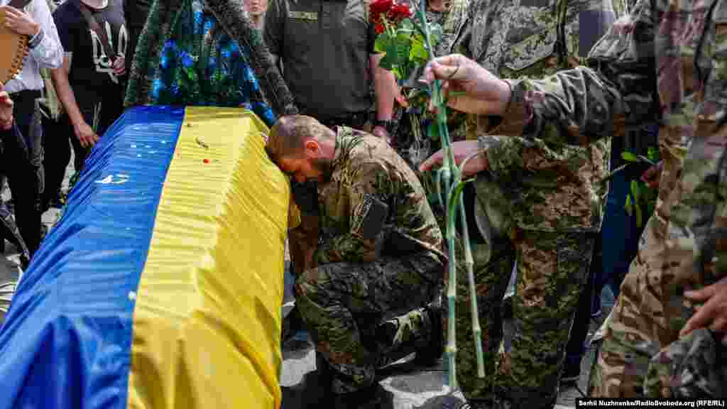 Державний прапор на труні героя. Прощання із добровольцем, командиром підрозділу «Карпатська Січ» Олегом Куциним